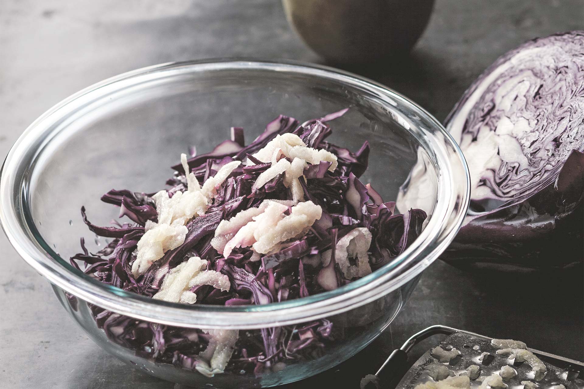 Rotkohl an weisser Honigsalsa